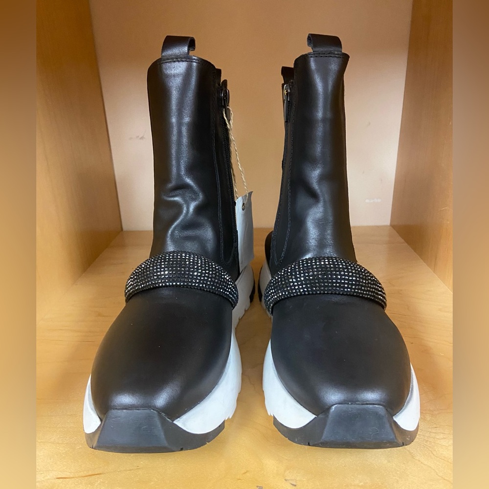 WOOMEN HIGH FASHION BOOTS WITH WARM LINING SIZE 39